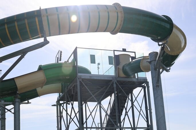 Parois vitrées passerelle toboggan