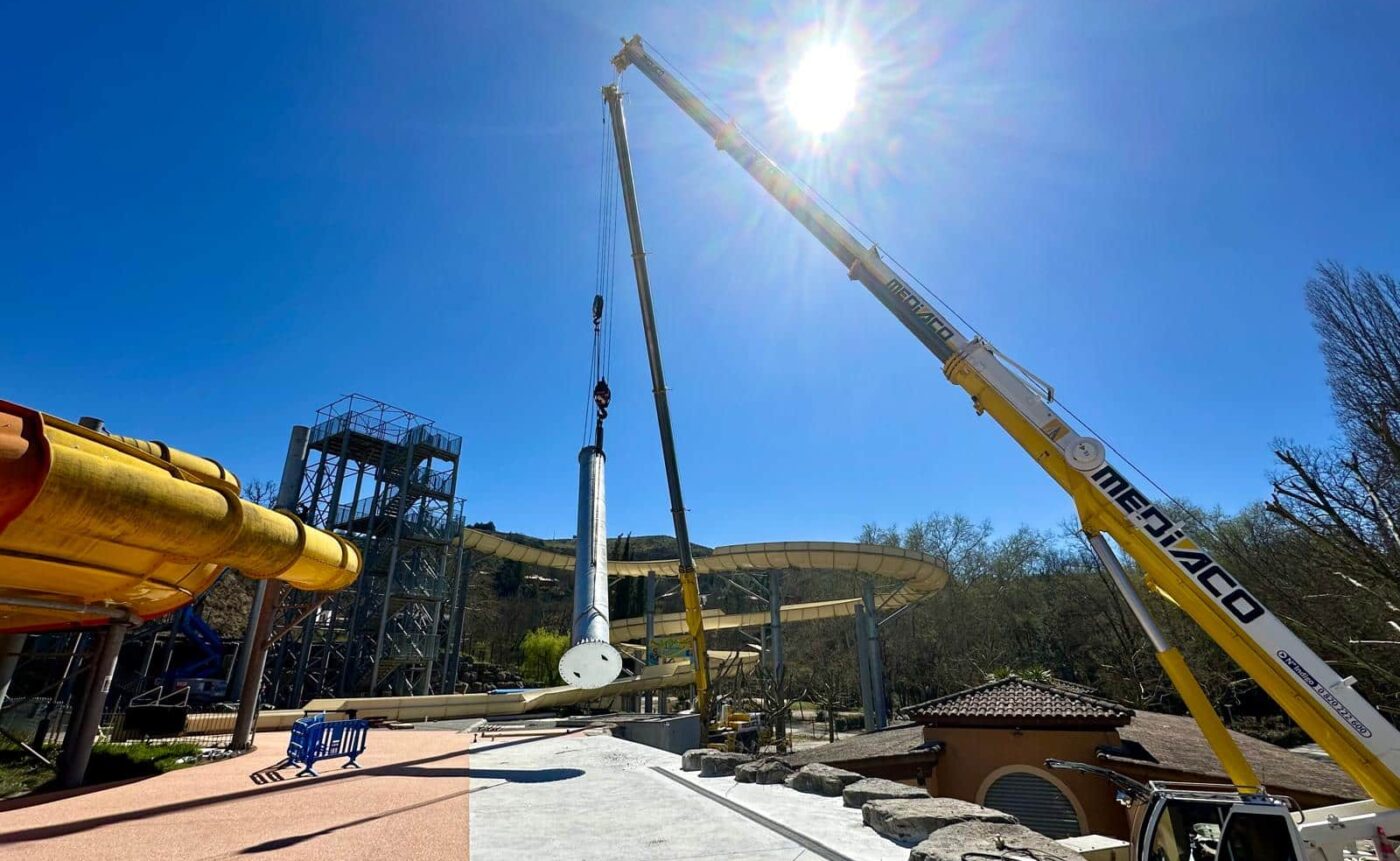 Montage toboggan aquatique Camping Le Pommier