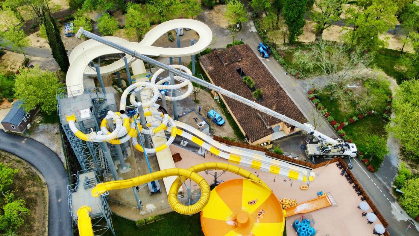 Montage grandiose toboggan aquatique Camping Le Pommier