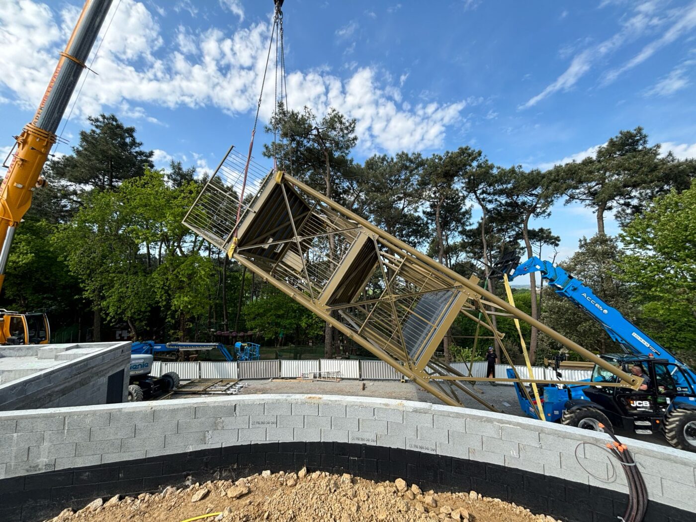 Montage passerelle toboggan aquatique